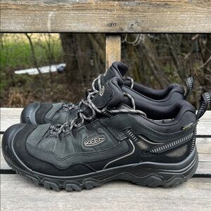 KEEN Men's Black Targhee IV waterproof hiking shoes